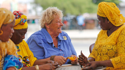 Erica Terpstra met mooie geklede dames in Erica op reis