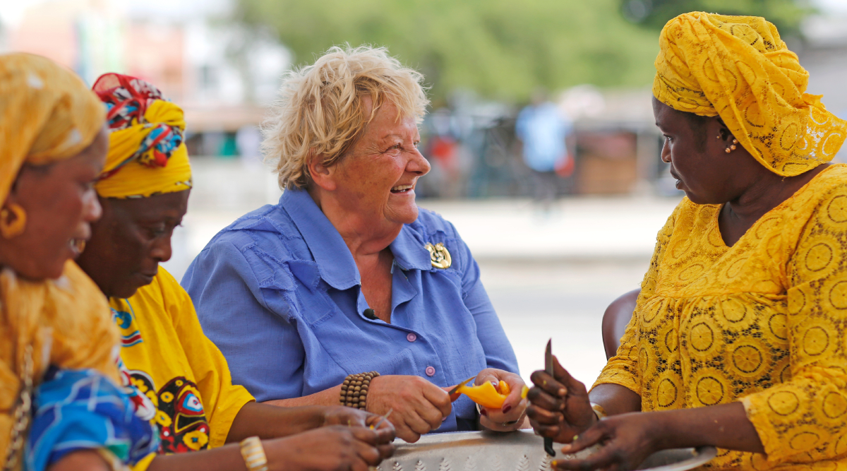 Erica Terpstra met mooie geklede dames in Erica op reis