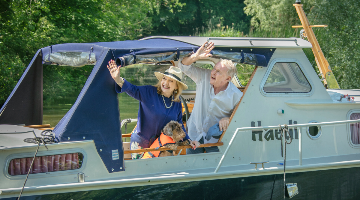 Janny en André in de boot met Nhaan voor Denkend aan Holland