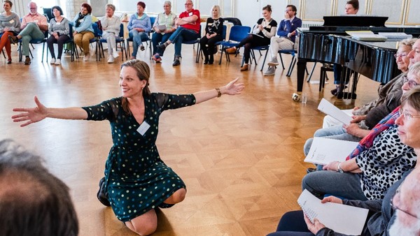 Maartje voor een groep dementerende ouderen in Het Muziekmedicijn.