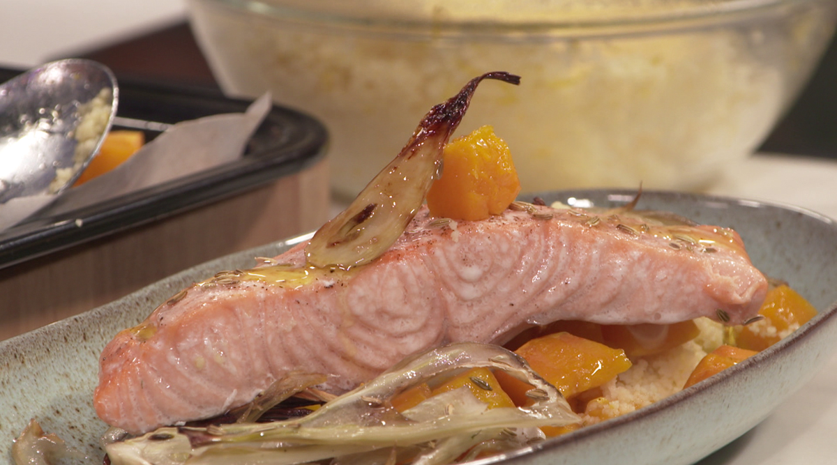 Kook mee met MAX: zalm uit de oven met pompoen, venkel en sinaasappelcouscous
