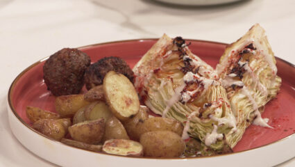 Kook mee met MAX: geroosterde spitskool met kruidige gehaktballetjes en krieltjes