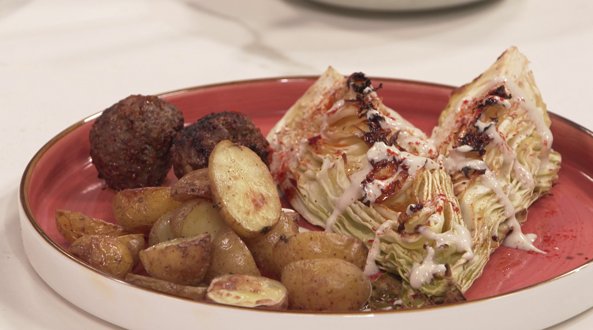 Kook mee met MAX: geroosterde spitskool met kruidige gehaktballetjes en krieltjes