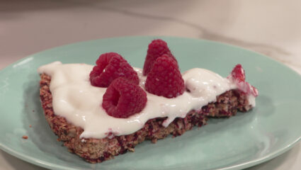 Kook mee met MAX: ontbijttaart met krokante bietenbodem en frambozen