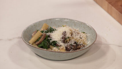 Kook mee met MAX: rigatoni met paddenstoelen en salie-botersaus