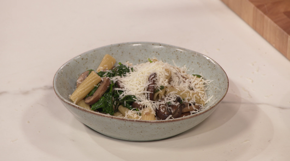 Kook mee met MAX: rigatoni met paddenstoelen en salie-botersaus