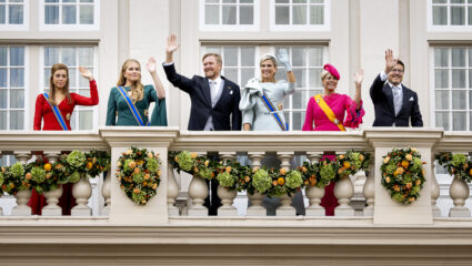 Leden koninklijk huis, zwaaiend op het bordes Paleis Noordeinde met bloemen.