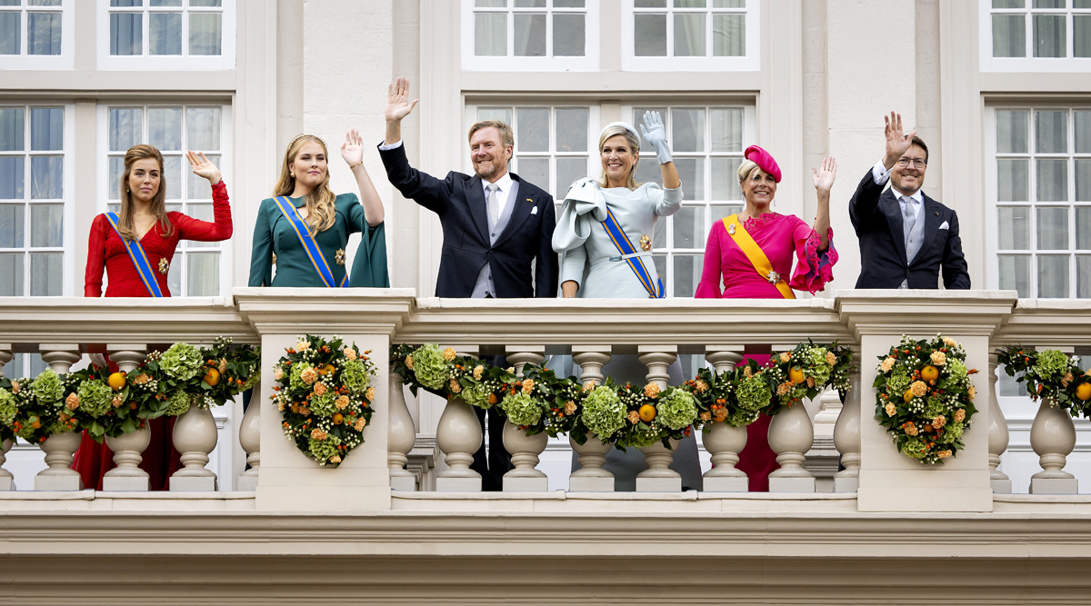 Leden koninklijk huis, zwaaiend op het bordes Paleis Noordeinde met bloemen.
