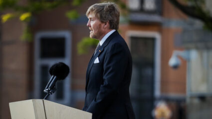 Koning Willem-Alexander houdt zijn toespraak op de lege Dam in 2020