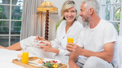 Een stel geniet van het ontbijt in een bed and breakfast.