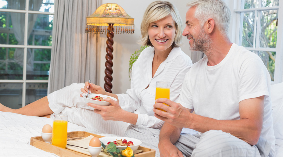 Een stel geniet van het ontbijt in een bed and breakfast.