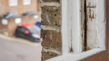 Er is houtrot ontstaan op een kozijn.