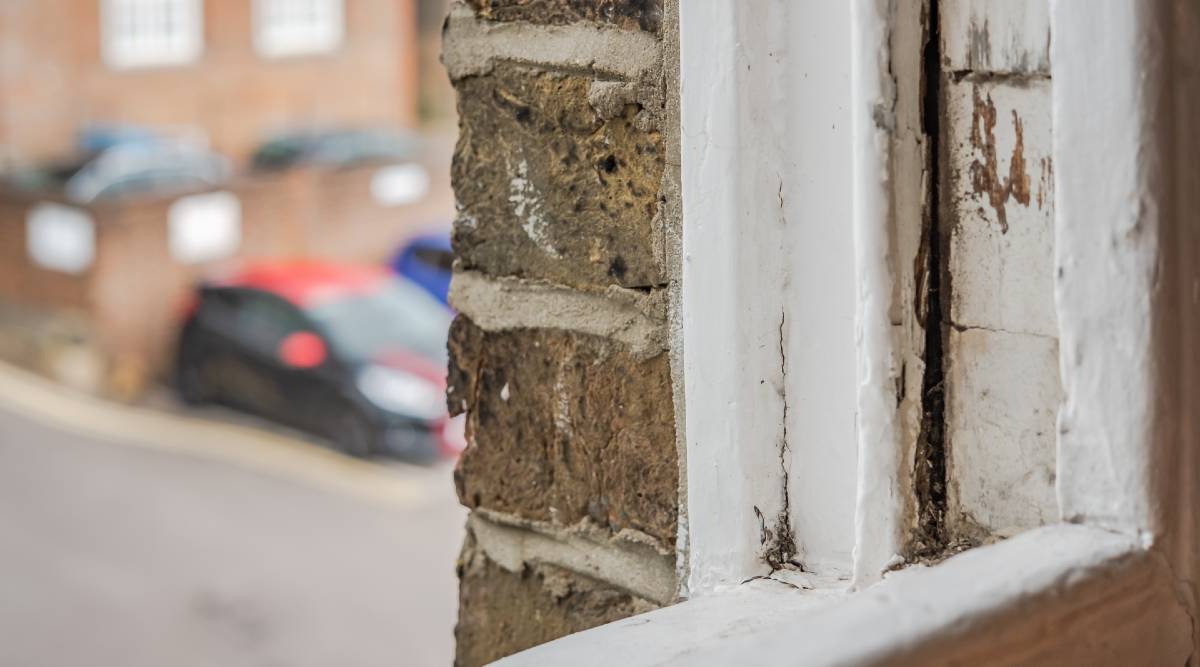 Er is houtrot ontstaan op een kozijn.