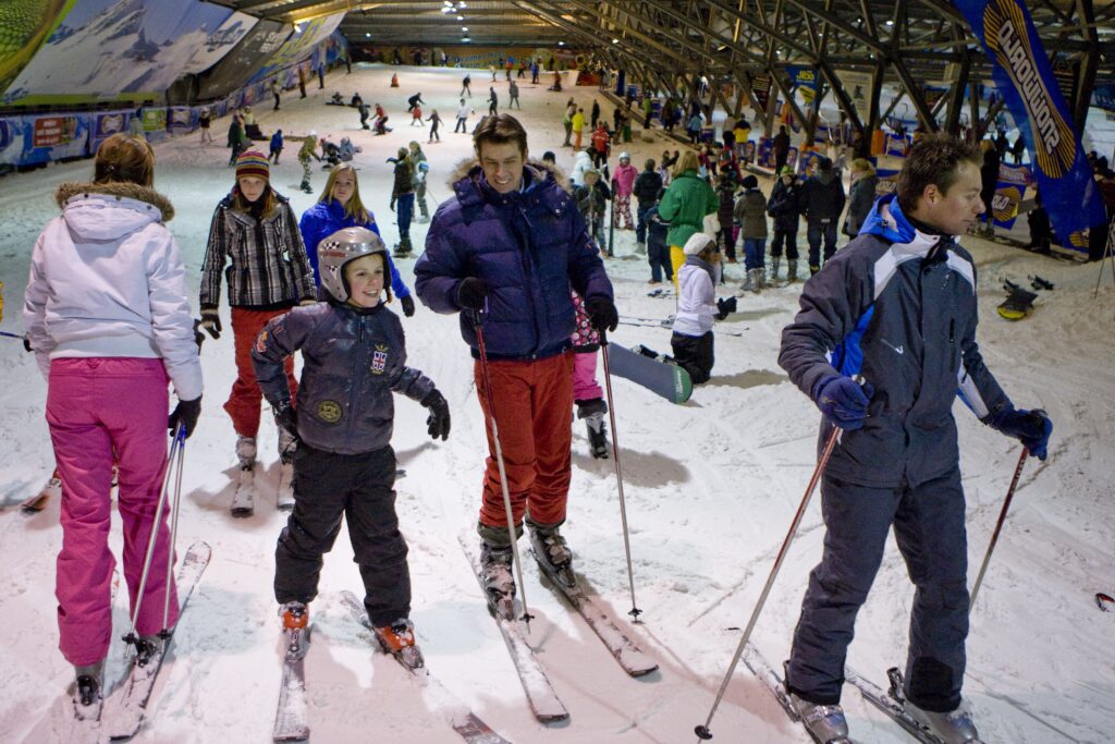 Verkoeling opzoeken in indoor skibaan 