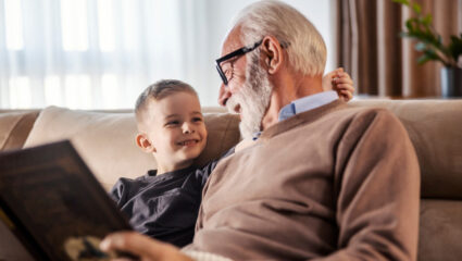 Een grootvader leest zijn kleinkind voor.