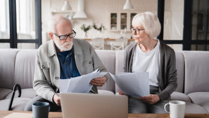 Echtpaar bekijkt pensioengegevens in aanloop naar het nieuwe pensioenstelsel.