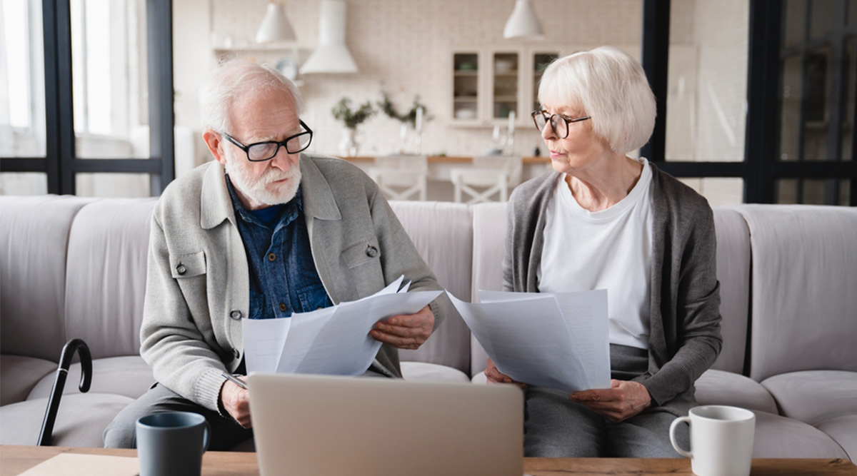 Echtpaar bekijkt pensioengegevens in aanloop naar het nieuwe pensioenstelsel.