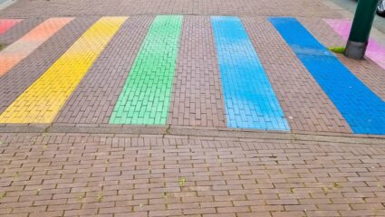 Dit regenboogpad is niet rechtsgeldig als zebrapad.
