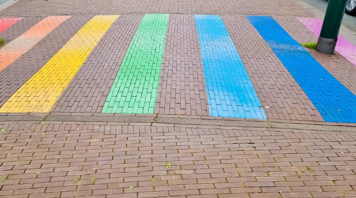 Dit regenboogpad is niet rechtsgeldig als zebrapad.
