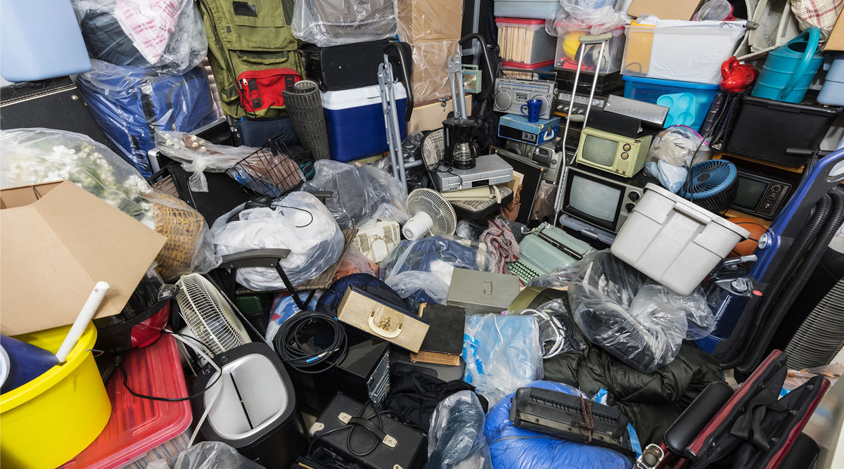 Een ruimte staat overvol met allerlei producten, zoals tv's en ander apparatuur.