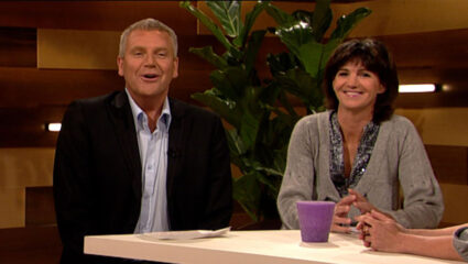 Sybrand Niessen en Martine van Os presenteren de allereerste uitzending van Tijd voor MAX in 2008.