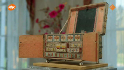 Object geborduurd meisjeskistje in Van onschatbare waarde