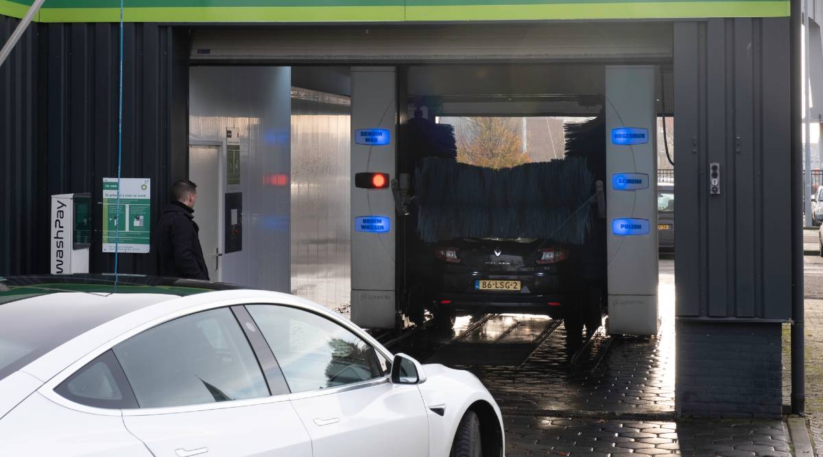 Auto staat klaar om door de wasstraat te gaan.