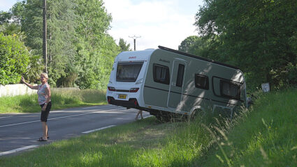 Joke bij de caravan op weg naar Lourdes in We zijn er Bijna!