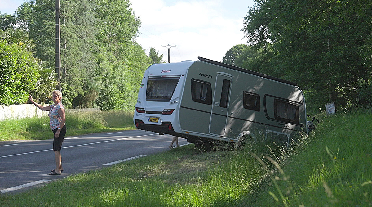 Joke bij de caravan op weg naar Lourdes in We zijn er Bijna!