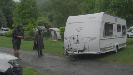 Albert en Jolanda bij vertrek naar Andorra in de regen, We zijn er Bijna!