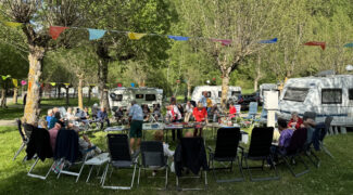 Feest op de camping in Collioure in We zijn er Bijna!