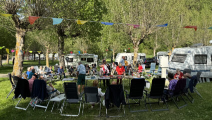 Feest op de camping in Collioure in We zijn er Bijna!