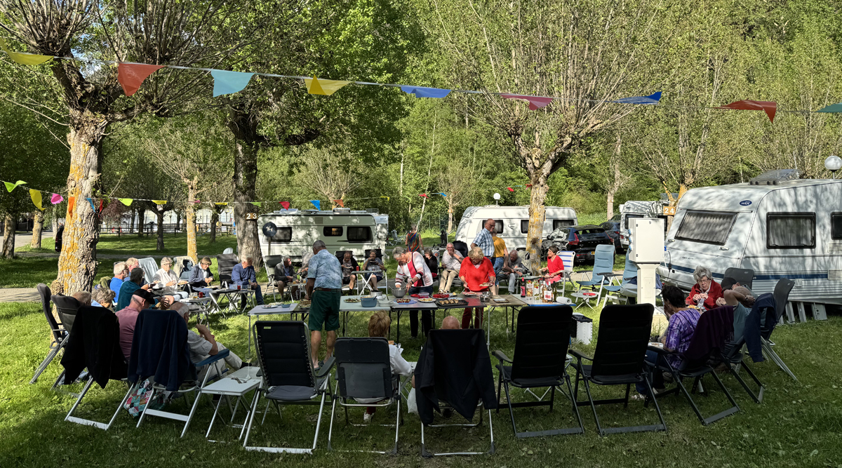 Feest op de camping in Collioure in We zijn er Bijna!