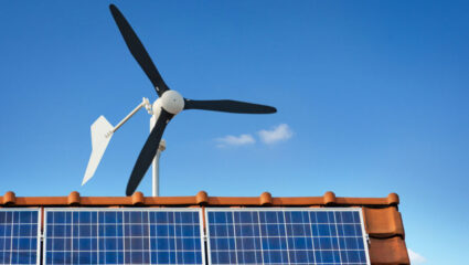 Een windmolen wekt windenergie op, op een dak van een huis