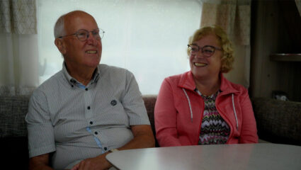 Nico en Renee uit We zijn er Bijna! zitten in hun caravan.