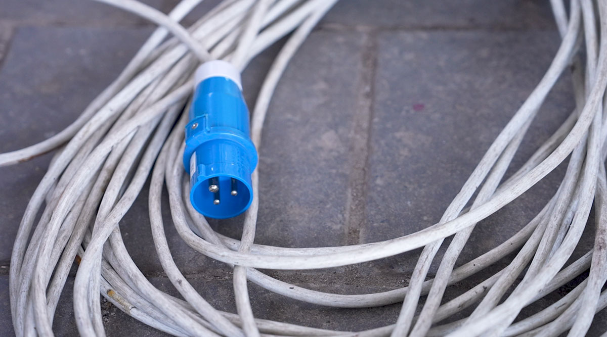 De 3-polige stekker die nodig is bij het kamperen.