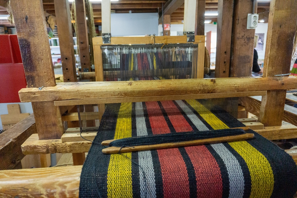 Een weefmachine in het tapijtmuseum.