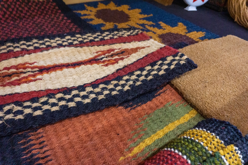 Verschillende soorten matten die op elkaar liggen.