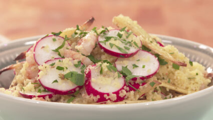 Kook mee met MAX: Garnalen-couscous met geroosterde pastinaak en radijs