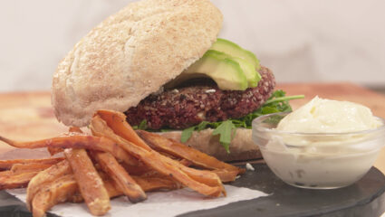 Kook mee met MAX: rode bietenburger met zoete aardappelfriet