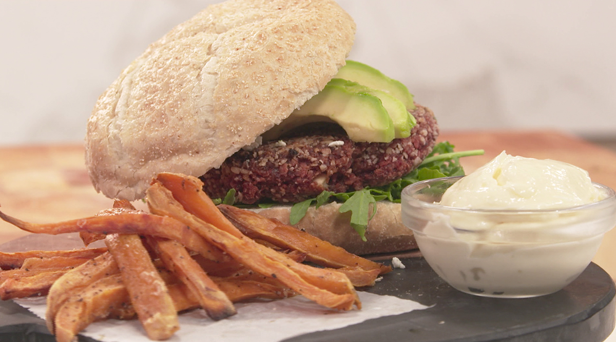 Kook mee met MAX: rode bietenburger met zoete aardappelfriet