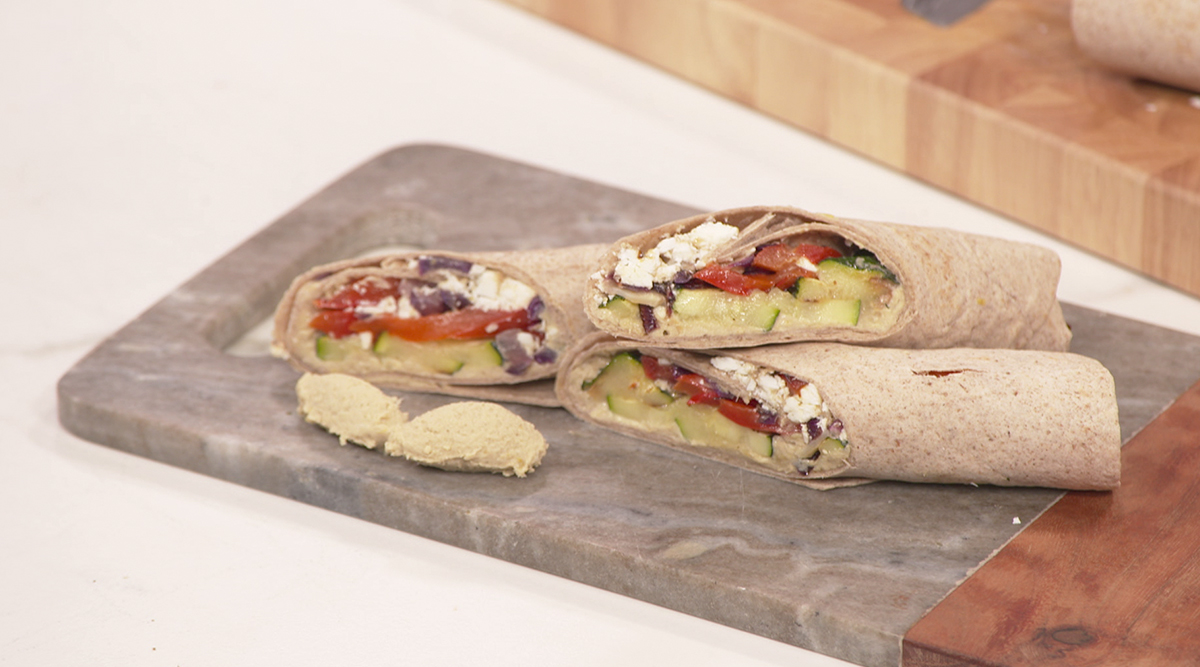 Kook mee met MAX: geroosterde groente-wraps met snelle humus