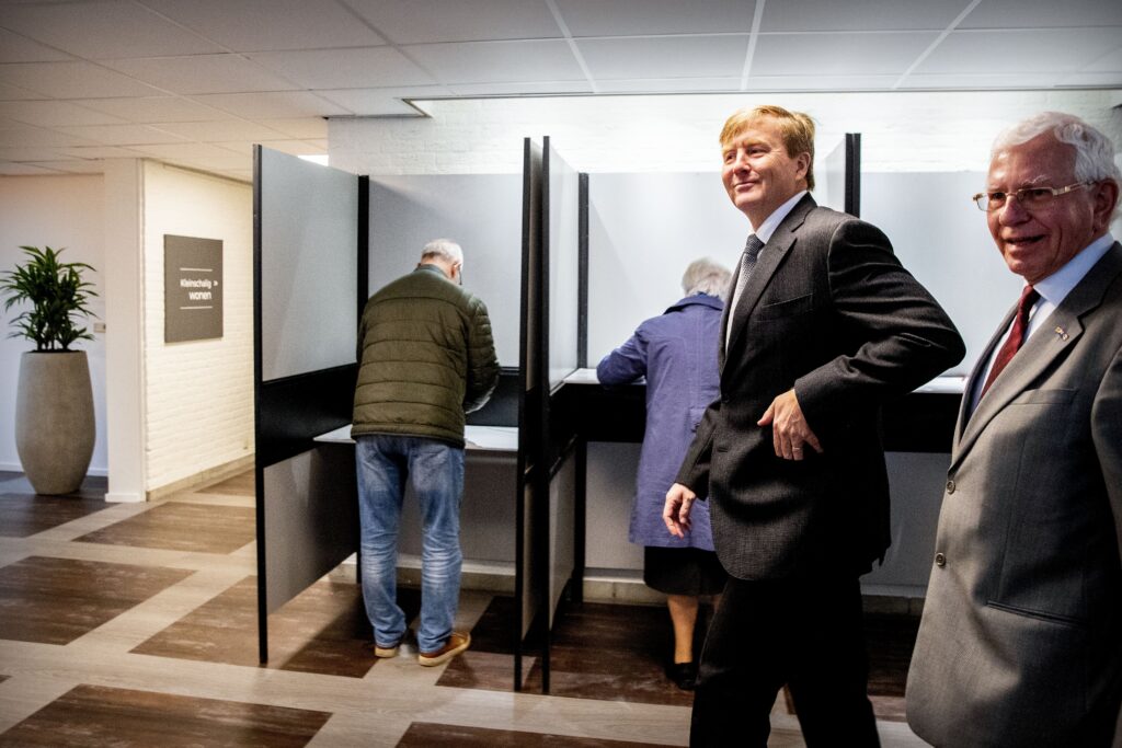 Koning Willem-Alexander brengt een werkbezoek aan een stembureau in Lieshout.
