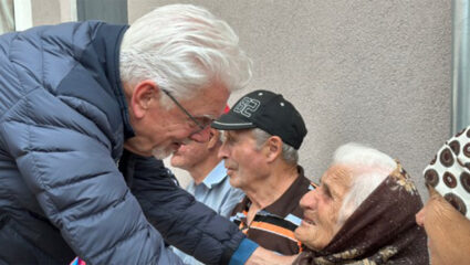 Jan Slagter schiet in MAX Maakt Mogelijk kwetsbare ouderen te hulp.