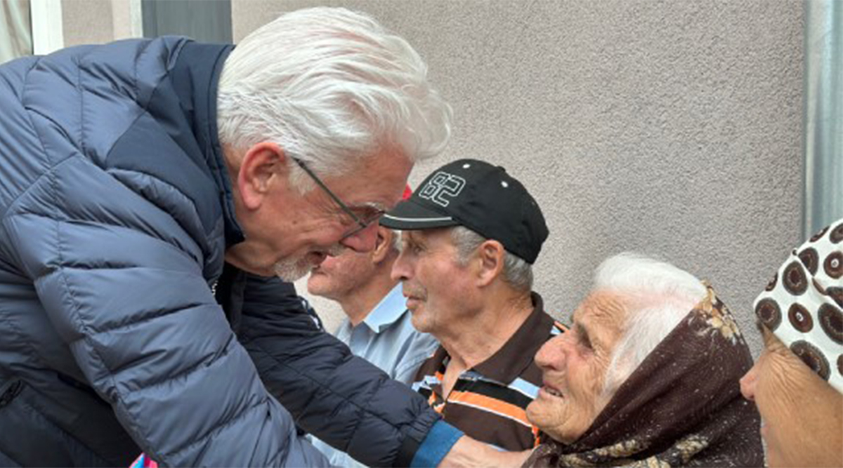 Jan Slagter schiet in MAX Maakt Mogelijk kwetsbare ouderen te hulp.