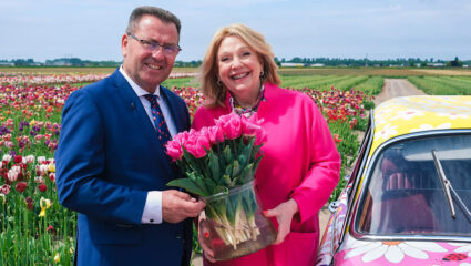 Arjan Smit en Janny van der Heijden met haar eigen tulp.
