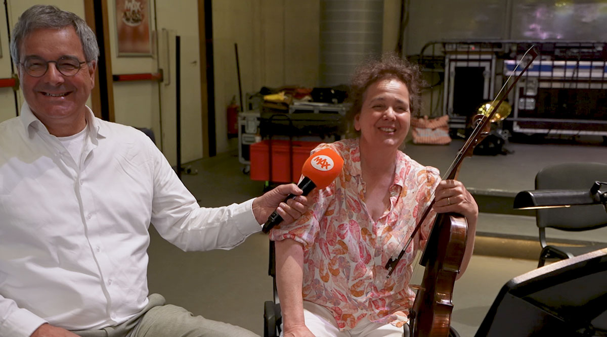 Cees en Wieteke spelen viool in Het MAX Orkest.