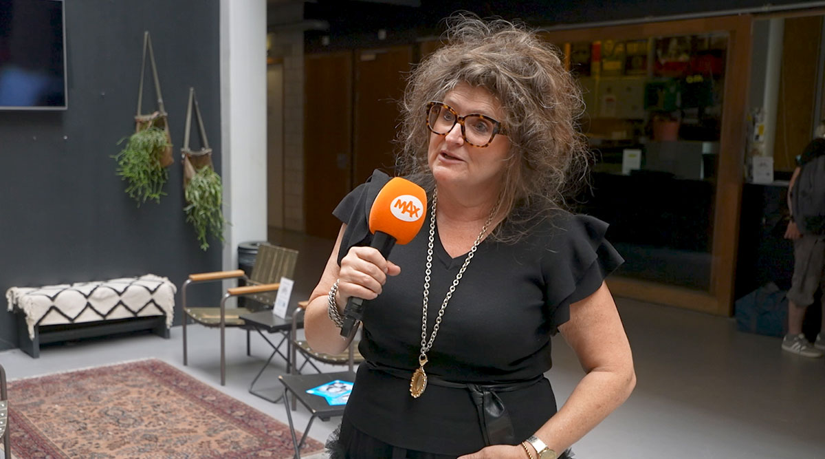 Louise speelt trompet in Het MAX Orkest.