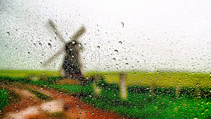 Motregen valt, met op de achtergrond een molen.