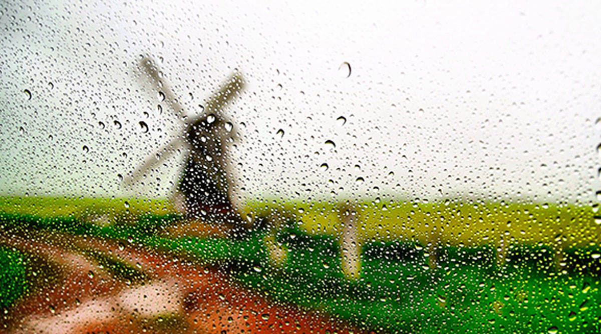 Motregen valt, met op de achtergrond een molen.